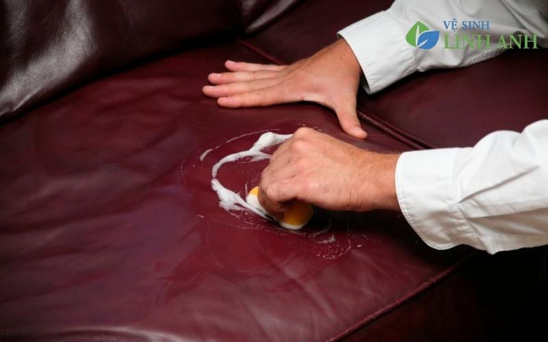 cách giặt ghế sofa da sạch bóng đơn giản tại nhà