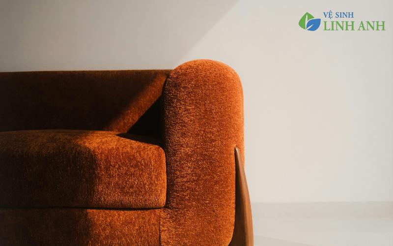 6 cách giặt sạch ghế sofa vải tại nhà đơn giản