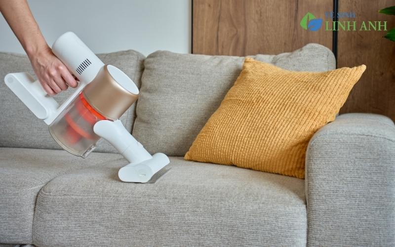 6 cách giặt sạch ghế sofa vải tại nhà đơn giản