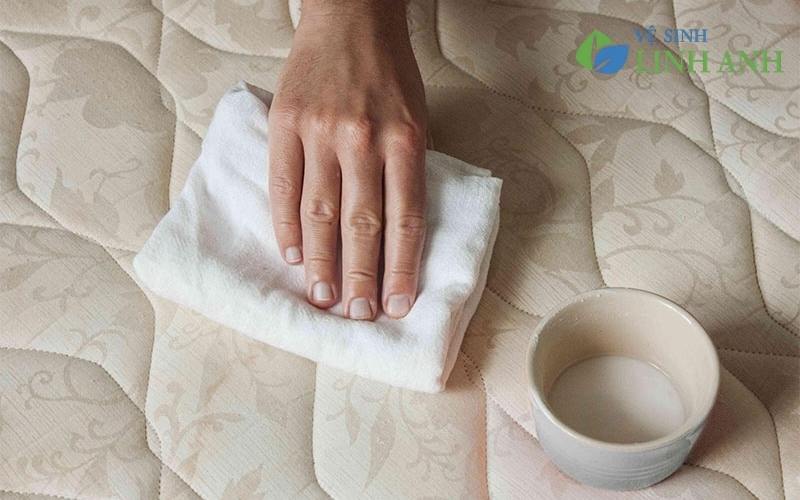 Cách tẩy vết máu trên nệm hiệu quả với nguyên liệu có sẵn tại nhà 8 Cách tẩy vết máu trên nệm hiệu quả với nguyên liệu có sẵn tại nhà