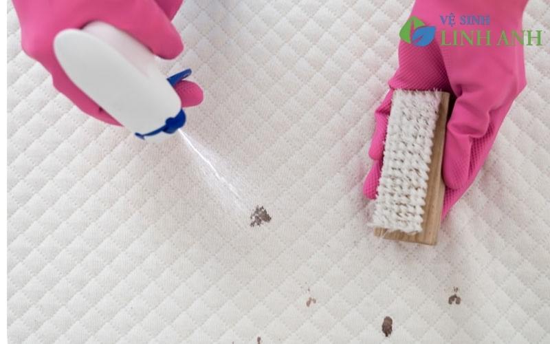 Cách tẩy vết máu trên nệm hiệu quả với nguyên liệu có sẵn tại nhà 9 Cách tẩy vết máu trên nệm hiệu quả với nguyên liệu có sẵn tại nhà
