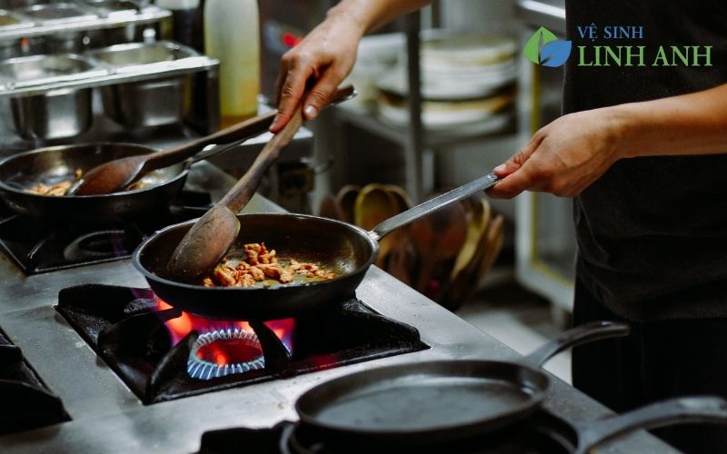 Cách vệ sinh bếp ga công nghiệp an toàn và sạch sẽ