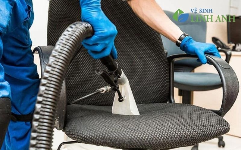 Hướng dẫn cách vệ sinh ghế xoay văn phòng đúng cách theo từng chất liệu