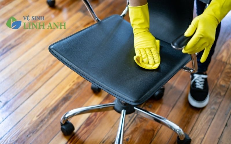 Hướng dẫn cách vệ sinh ghế xoay văn phòng đúng cách theo từng chất liệu